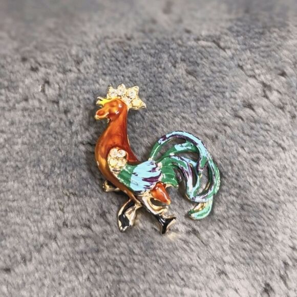 Vintage Enamel and Goldtone Rooster Brooche with Rhinestone Accents - Picture 2 of 9